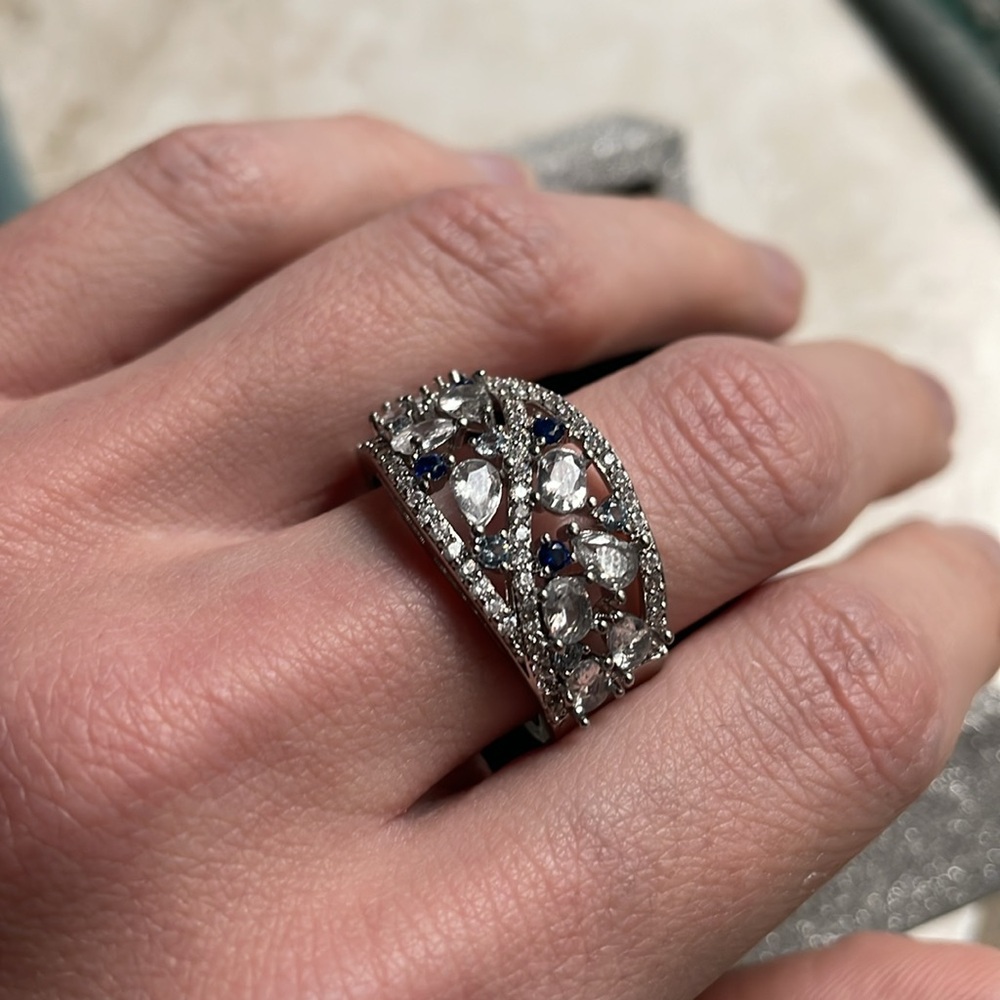 Elegant Silver and Blue Gemstone Ring - Picture 5 of 17